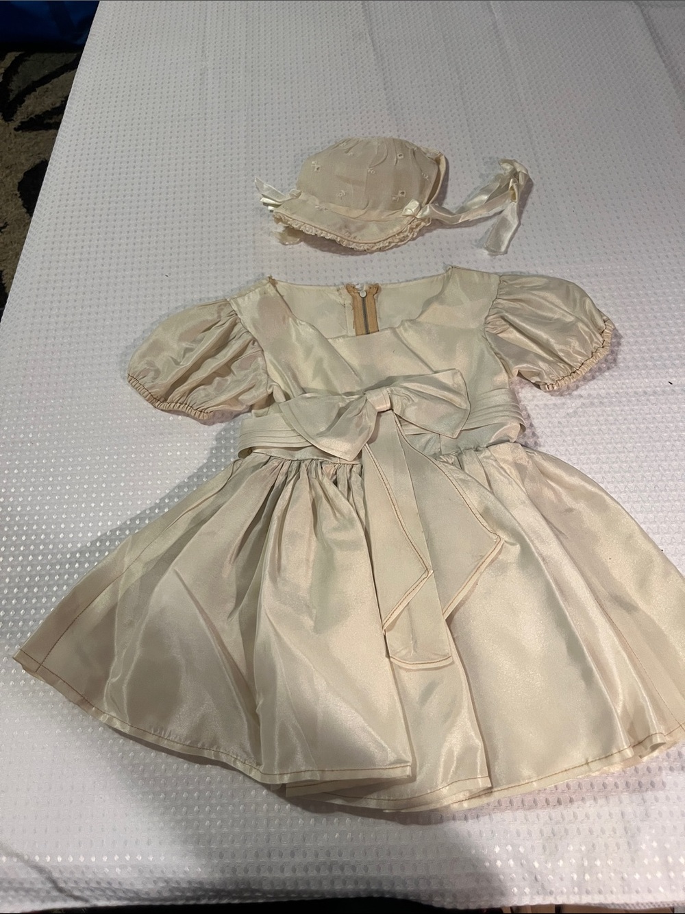 Classic Cream Party Dress with Matching Bonnet - Kids Costume VTG Good condition